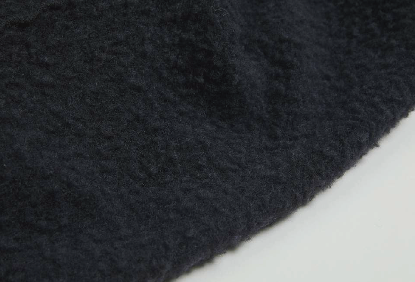 静電気ってなぜ起きる?静電気の仕組みと服の選び方