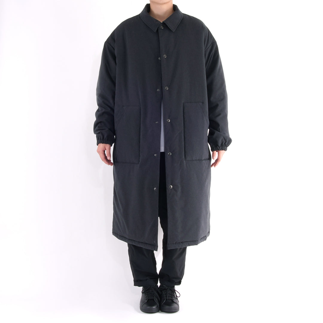 【寒さから身を守る、布団生まれのディフェンス力】ディフェンダー ロングコート / ブラック