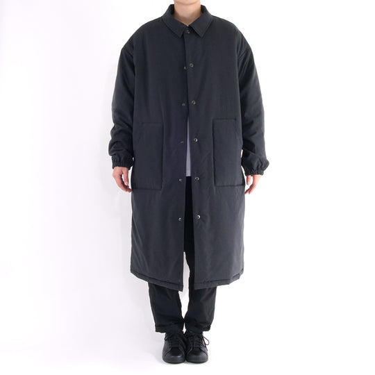 【寒さから身を守る、布団生まれのディフェンス力】ディフェンダー ロングコート / ブラック
