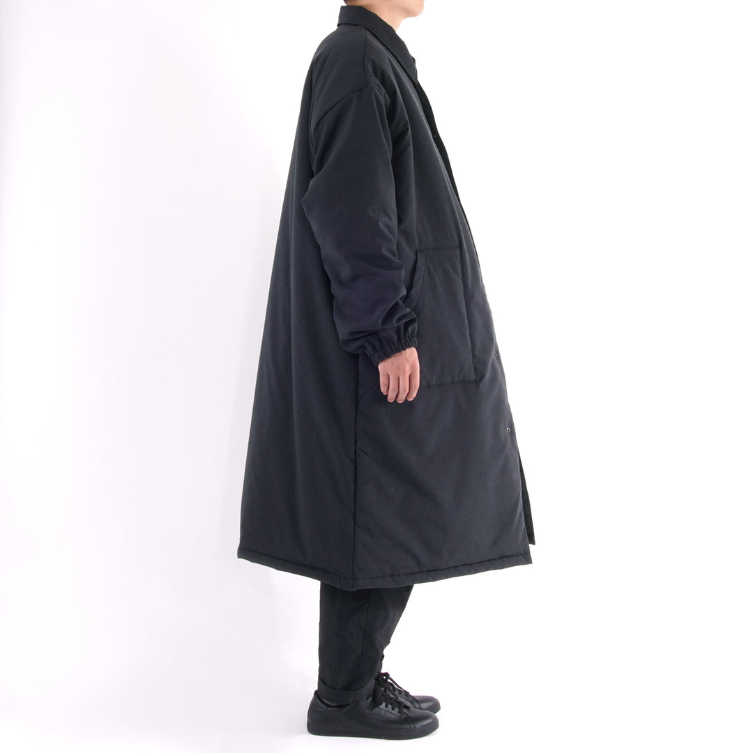 【寒さから身を守る、布団生まれのディフェンス力】ディフェンダー ロングコート / ブラック