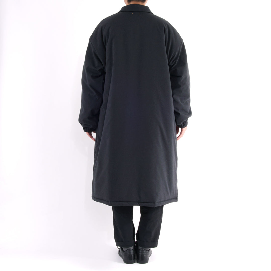 【寒さから身を守る、布団生まれのディフェンス力】ディフェンダー ロングコート / ブラック
