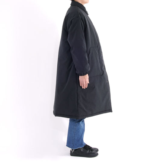 【寒さから身を守る、布団生まれのディフェンス力】ディフェンダー ロングコート / ブラック