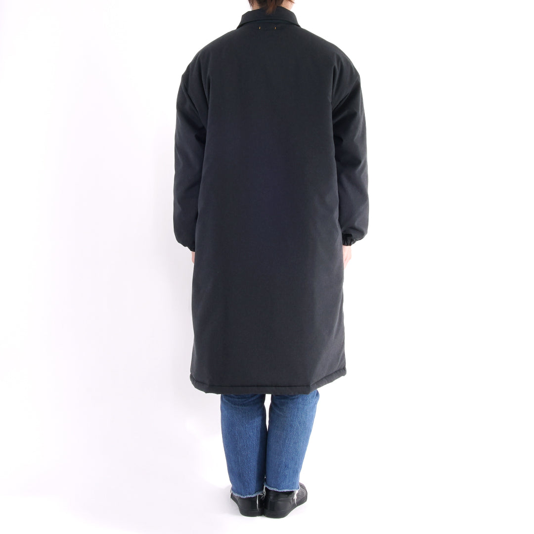 【寒さから身を守る、布団生まれのディフェンス力】ディフェンダー ロングコート / ブラック