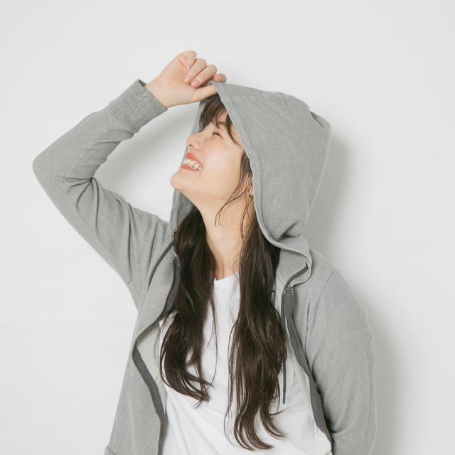 【水や汚れを寄せ付けない、ふつうの見た目のパーカー】ワンスウィング パーカー / グレー