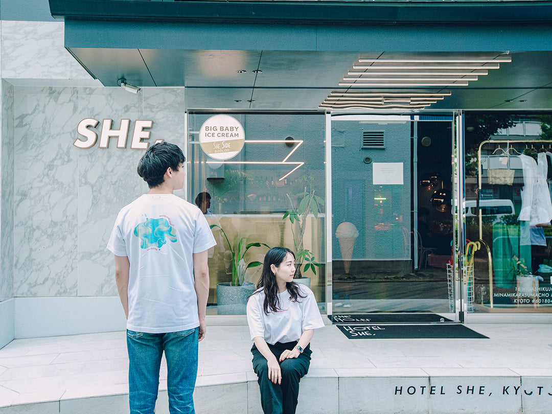 「HOTEL SHE, KYOTO」とのコラボTシャツを販売